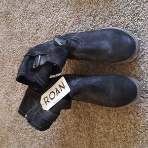 Women Roan size 9 boots